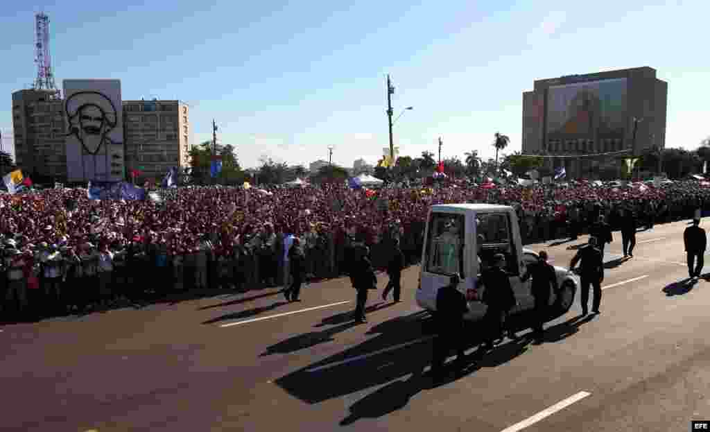 El Papa Benedicto XVI arriba en el papamóvil hoy, miércoles 28 de marzo de 2012, a la Plaza de la Revolución José Martí, en La Habana