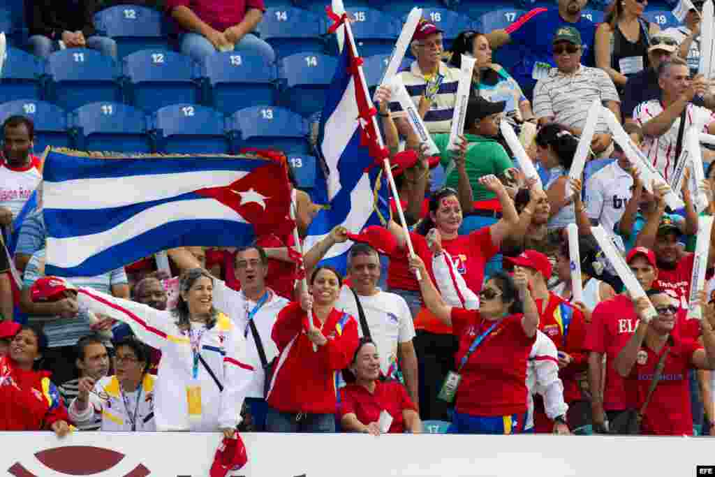 Hinchas de Villa Clara de Cuba animan al equipo ante Indios de Mayagüez