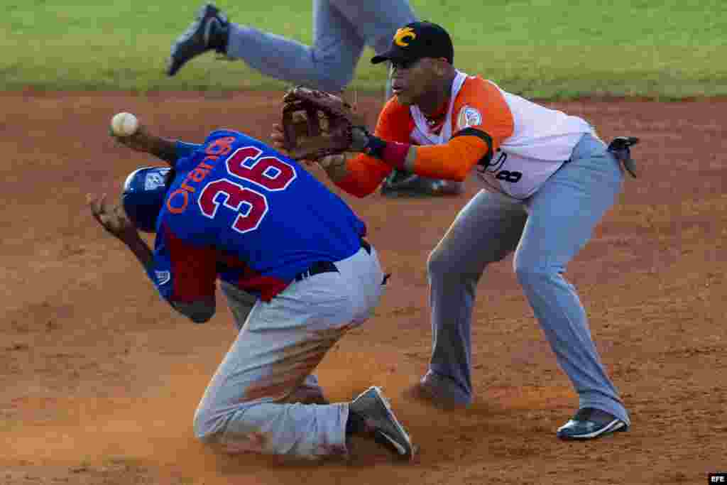 Jose Fernández (d), de Villa Clara de Cuba, intercepta una pelota en segunda base ante Héctor Gómez (i) de Tigres del Licey de República Dominicana hoy, lunes 3 de febrero de 2014, durante un partido del tercer día de la Serie del Caribe 2014, en el Estadio Nueva Esparta, en Margarita (Venezuela). 