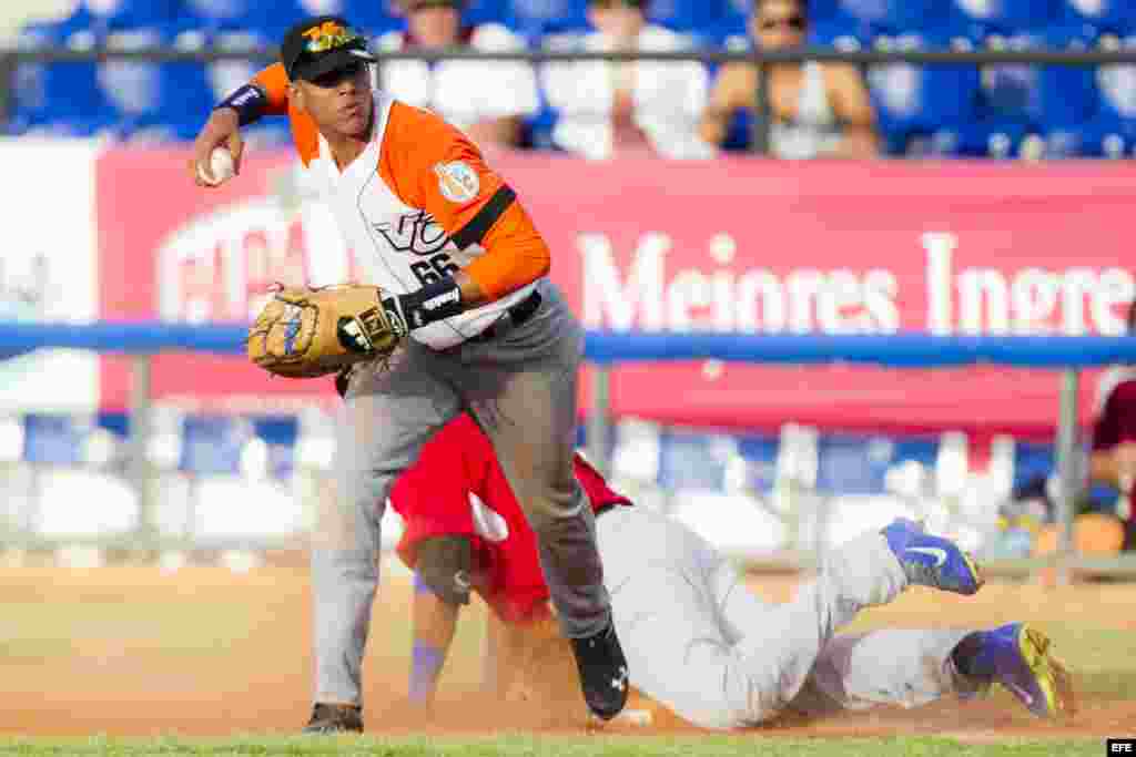 Ramón Asmentos del Villa Clara de Cuba elimina a Rey Navarro de Indios de Mayagüez de Puerto Rico