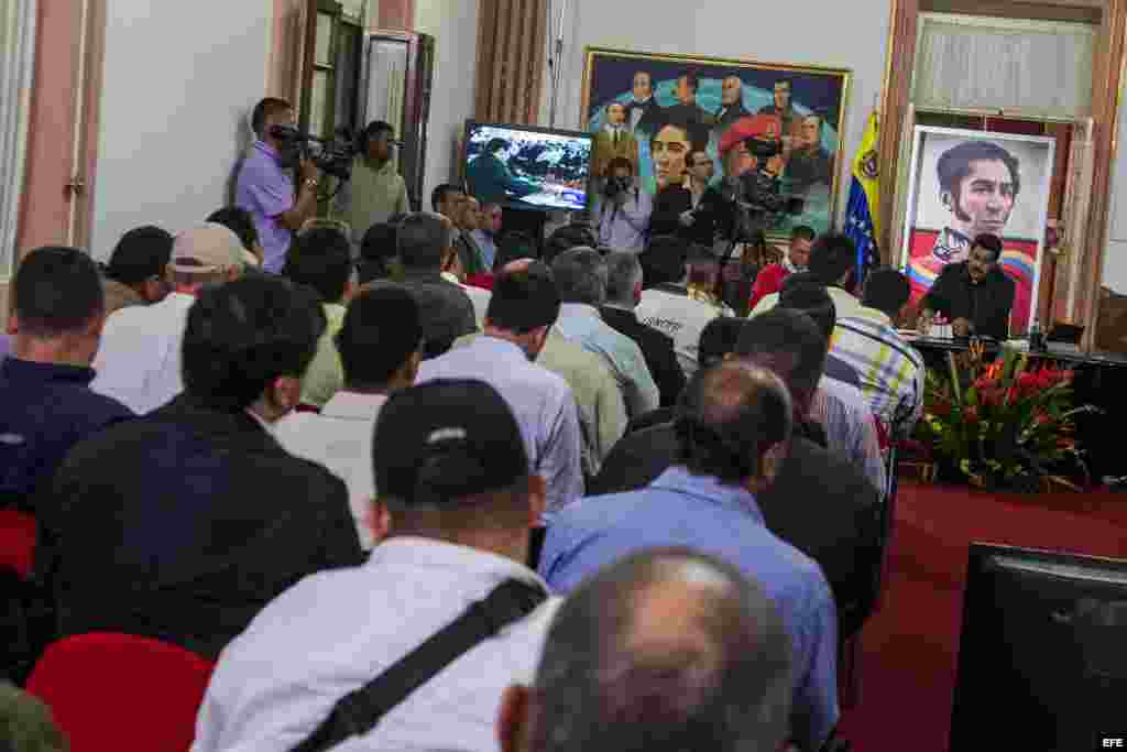 Los opositores no dejaron de recriminar a Maduro cuestiones que van desde la utilización del canal estatal de televisión para insultar a adversarios a la retirada de recursos y facultades a los alcaldías de la oposición.