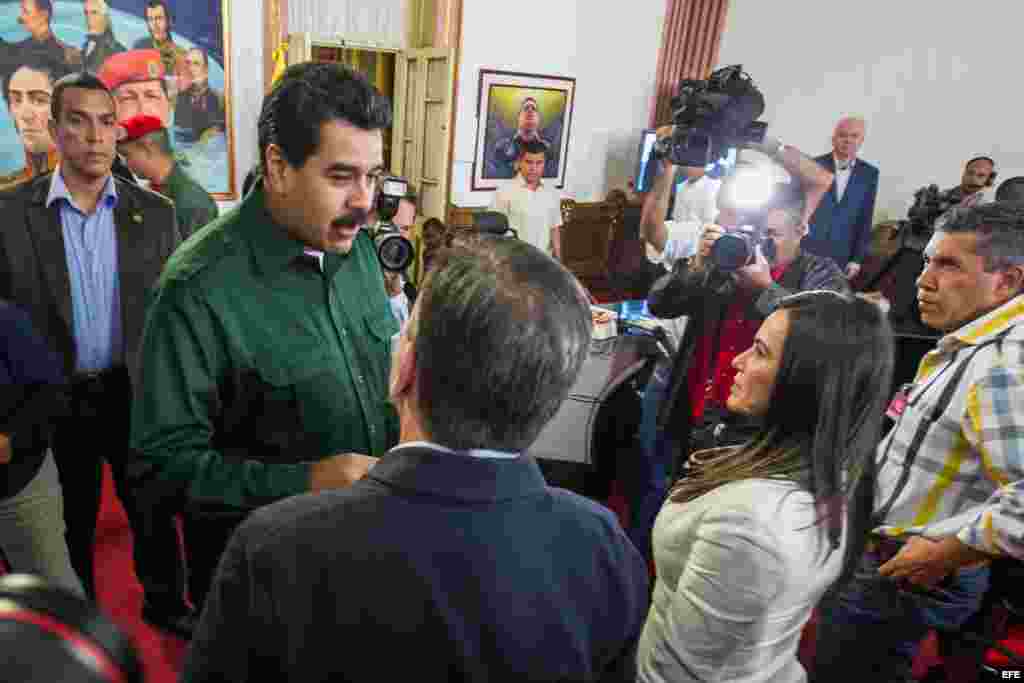 El presidente de Venezuela, Nicolás Maduro (i), saluda a los alcaldes del bloque opositor que resultaron electos en las pasadas elecciones municipales efectuadas el 8 de diciembre del presente año, en el Palacio de Miraflores en Caracas (Venezuela).