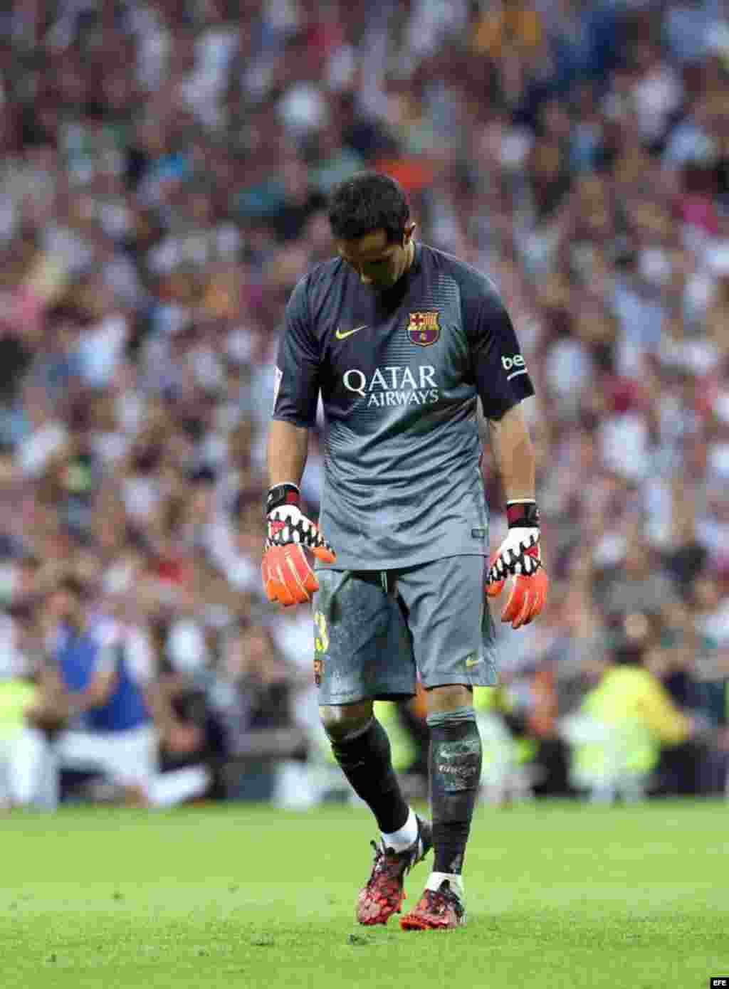 El portero chileno del FC Barcelona Claudio Andrés Bravo al finalizar el partido de la novena jornada de Liga de Primera División disputado en el estadio Santiago Bernabéu.