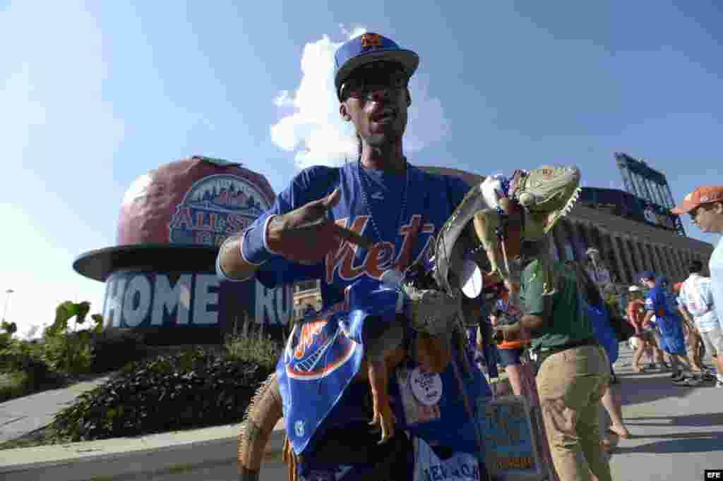 Seguidor de los Mets de Nueva York muestra un par de iguanas antes del juego de las Estrellas de las Grandes Ligas en el Citi Field en Flushing, Nueva York (EE.UU.).