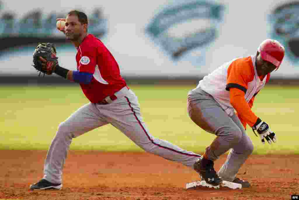Luis Figeroa de Indios de Mayaguez de Puerto Rico (i) elimina a Yandris Castro de Villa Clara