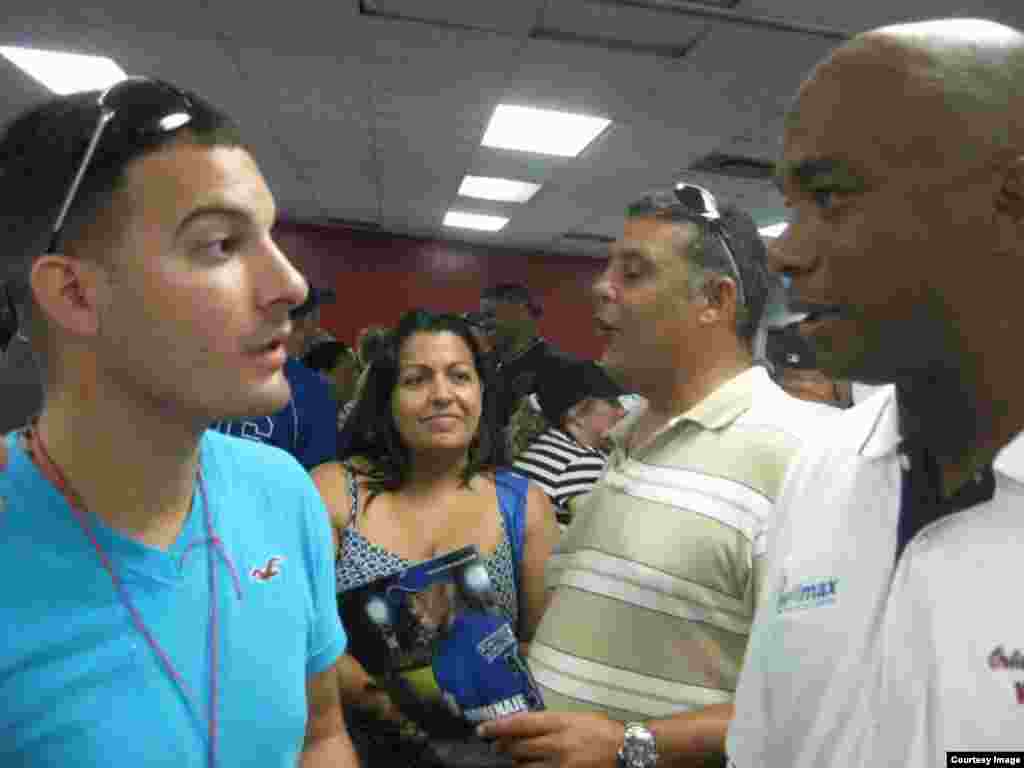 William Pérez junto al gran "Duque" Hernández. Cortesía de Glorias del béisbol cubano.