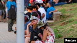 Asistentes al Festival de Ajo en Gilroy, California, cerca de la escena donde tuvo lugar el tiroteo.
