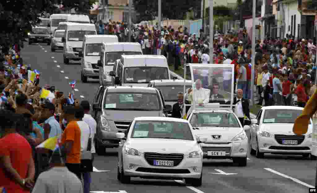 El papa Francisco recorre las calles de La Habana en su papamóvil.