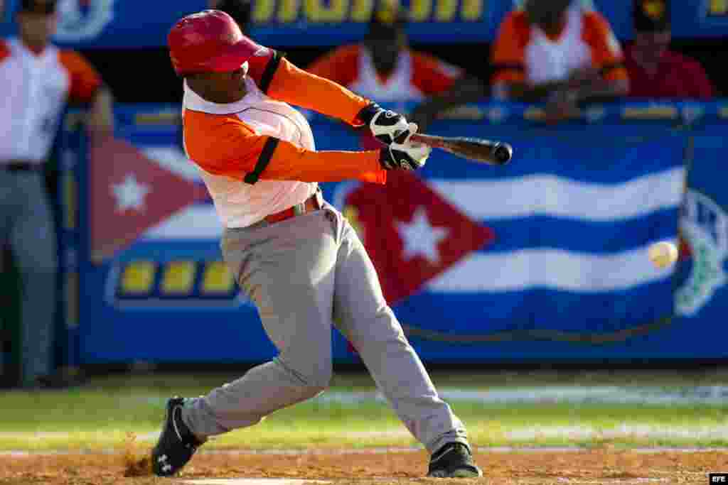  Daniel Castro, de Villa Clara de Cuba, batea hoy, lunes 3 de febrero de 2014, durante un partido contra Tigres del Licey de República Dominicana en el tercer día de la Serie del Caribe 2014, en el Estadio Nueva Esparta, en Margarita (Venezuela). 