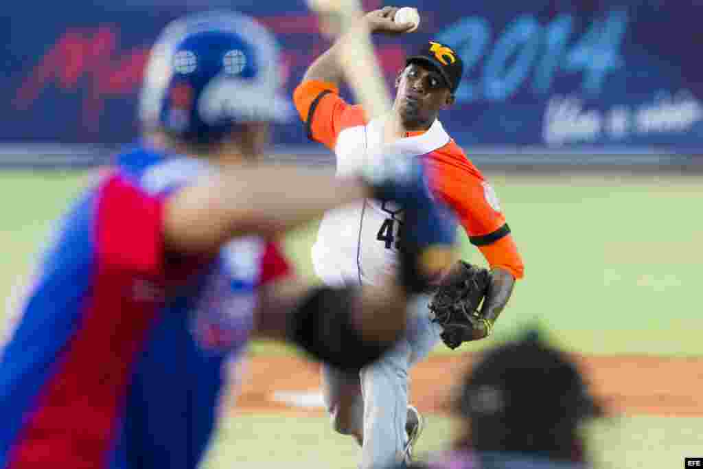 Jhonder Martinez, de Villa Clara de Cuba, lanza una pelota hoy, lunes 3 de febrero de 2014, durante un partido contra Tigres del Licey de República Dominicana en el tercer día de la Serie del Caribe 2014, en el Estadio Nueva Esparta, en Margarita (Venezuela). 