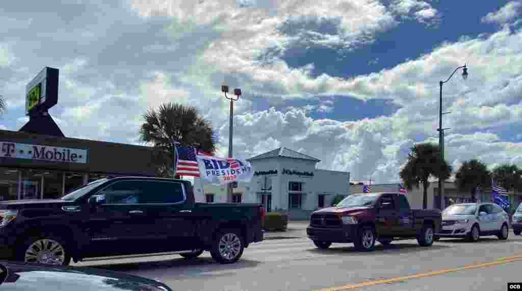 Partidarios del candidato demócrata Joe Biden desfilan por Miami.