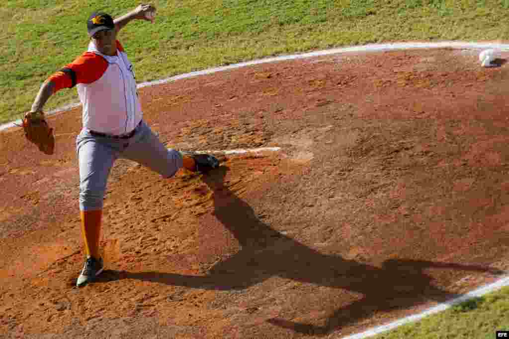  Yasmani Hernández, de Villa Clara de Cuba, lanza una pelota hoy, lunes 3 de febrero de 2014, durante un partido contra Tigres del Licey de República Dominicana en el tercer día de la Serie del Caribe 2014, en el Estadio Nueva Esparta, en Margarita (Venezuela).