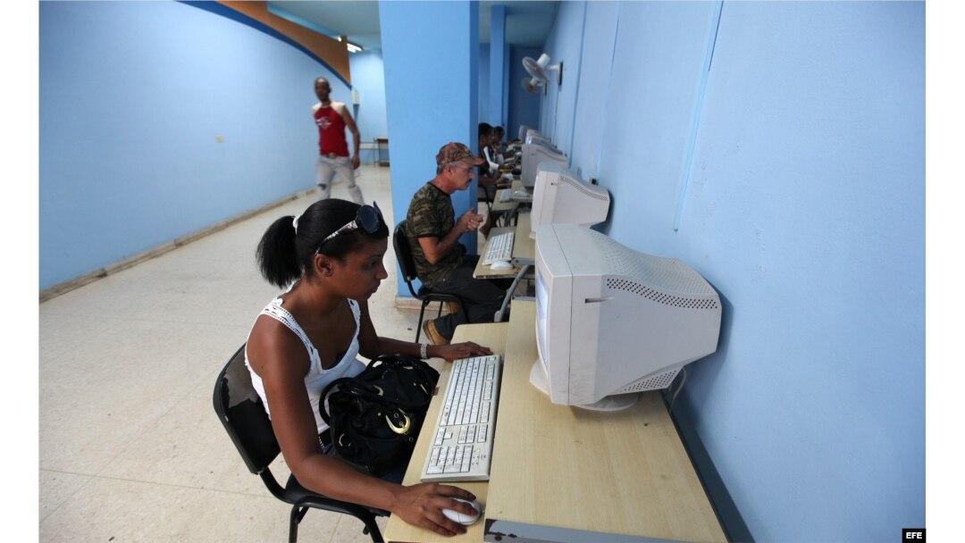 Cubanos acceden a Internet en una sala de navegación de ETECSA.
