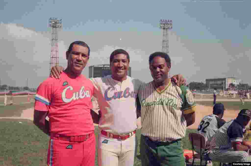 Los estelares Antonio Muñoz (izq.) Lourdes Gurriel (Cent) y Luis Giraldo Casanova (Der.) Cortesía de Glarias del Béisbol Cubano.