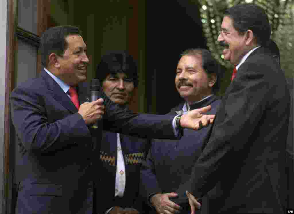Los presidentes de Venezuela, Hugo Chávez (i); Bolivia, Evo Morales (2i); Nicaragua, Daniel Ortega (2d), y Honduras, Manuel Zelaya (d).