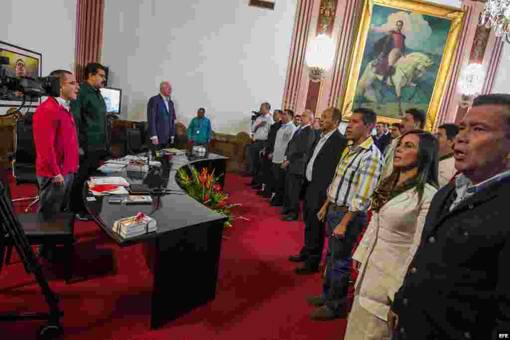 El presidente de Venezuela, Nicolás Maduro (2-i), canta el himno nacional hoy, miércoles 18 de diciembre de 2013, durante su encuentro con alcaldes electos en las pasadas elecciones municipales efectuadas el 8 de diciembre del presente año, en el Palacio