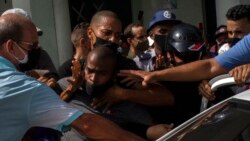 La policía detiene a un manifestante antigubernamental durante una protesta en La Habana, Cuba, el domingo 11 de julio de 2021.