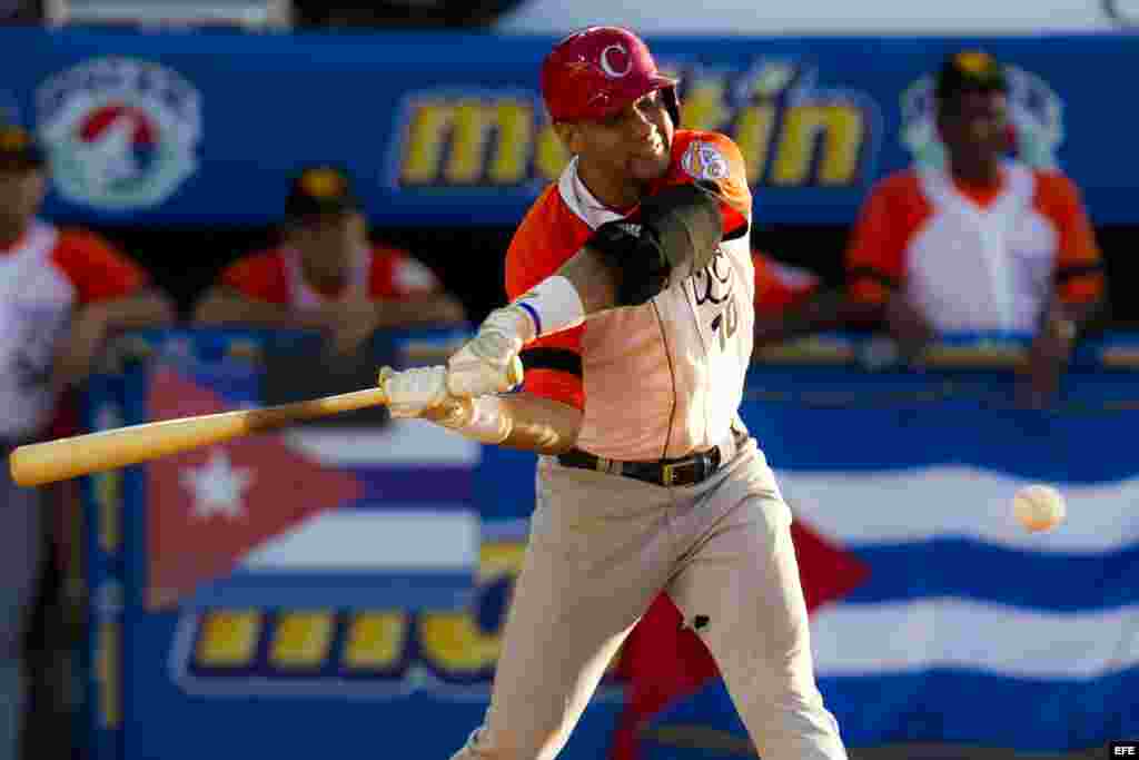  Yuliesky Gourriel, de Villa Clara de Cuba, batea hoy, lunes 3 de febrero de 2014, durante un partido contra Tigres del Licey de República Dominicana en el tercer día de la Serie del Caribe 2014, en el Estadio Nueva Esparta, en Margarita (Venezuela).