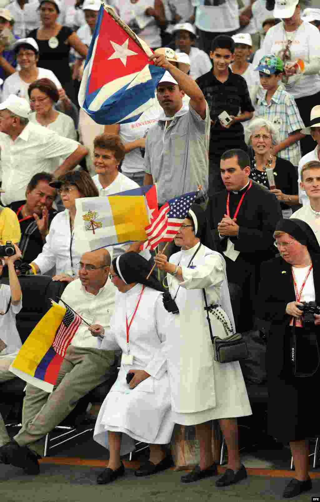 Religiosos en la misa que ofreció Benedicto XVI en la Plaza de la Revolución Antonio Maceo, el lunes 26 de marzo de 2012, en de Santiago de Cuba.