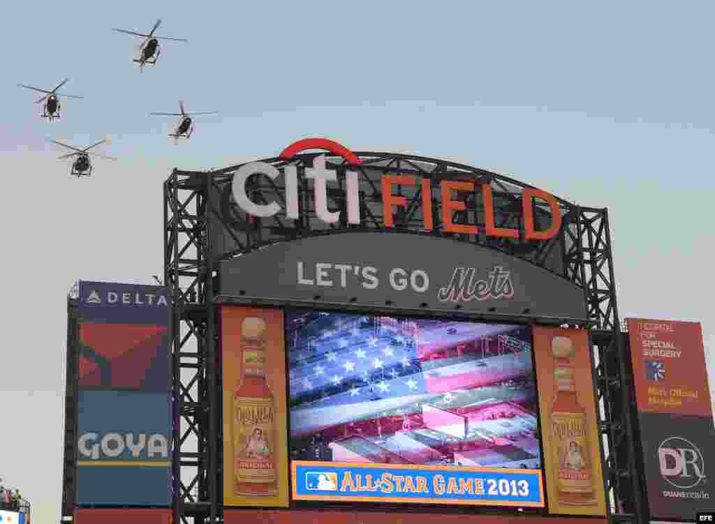 Una formación de helicópteros sobrevuela el campo antes del inicio del Juego de las Estrellas de las Grandes Ligas en el Citi Field en Flushing, Nueva York (EE.UU.).