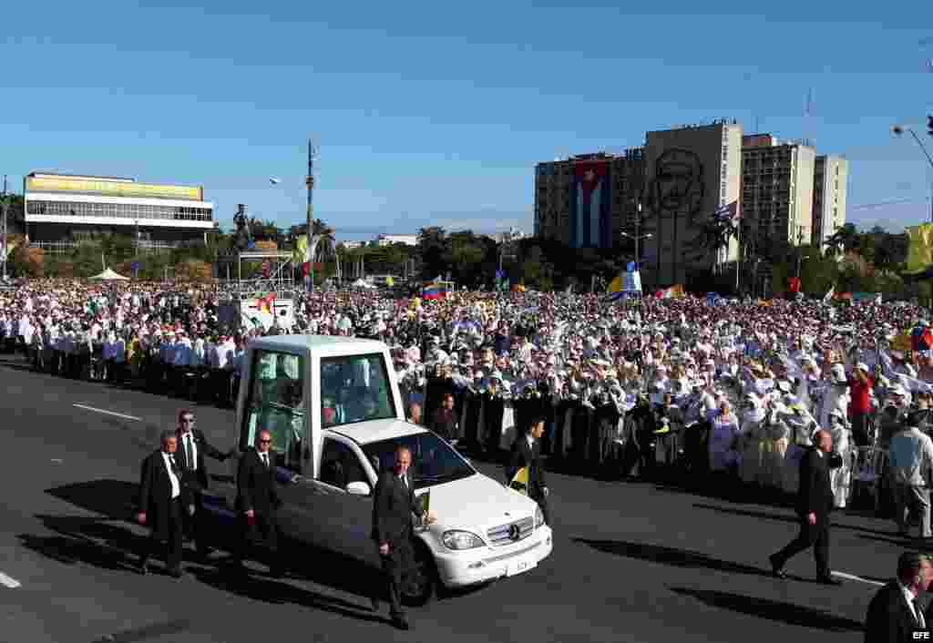 El Papa Benedicto XVI arriba en el papamóvil hoy, miércoles 28 de marzo de 2012, a la Plaza de la Revolución José Martí, en La Habana