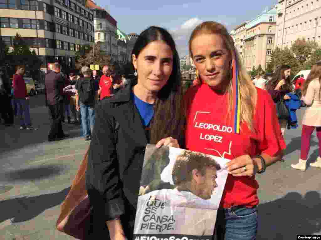 Yoani Sánchez junto a la esposa del opositor venezolano Leopoldo López.