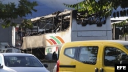 BUR02 BURGAS (BULGARIA), 18/07/2011.- Imagen del autocar que ha explotado en el aparcamiento del aeropuerto de Burgas, al este de Bulgaria, el día 18 de julio de 2012. El autocar trasladaba turistas israelíes y la explosión ha causado entre tres y cinco m