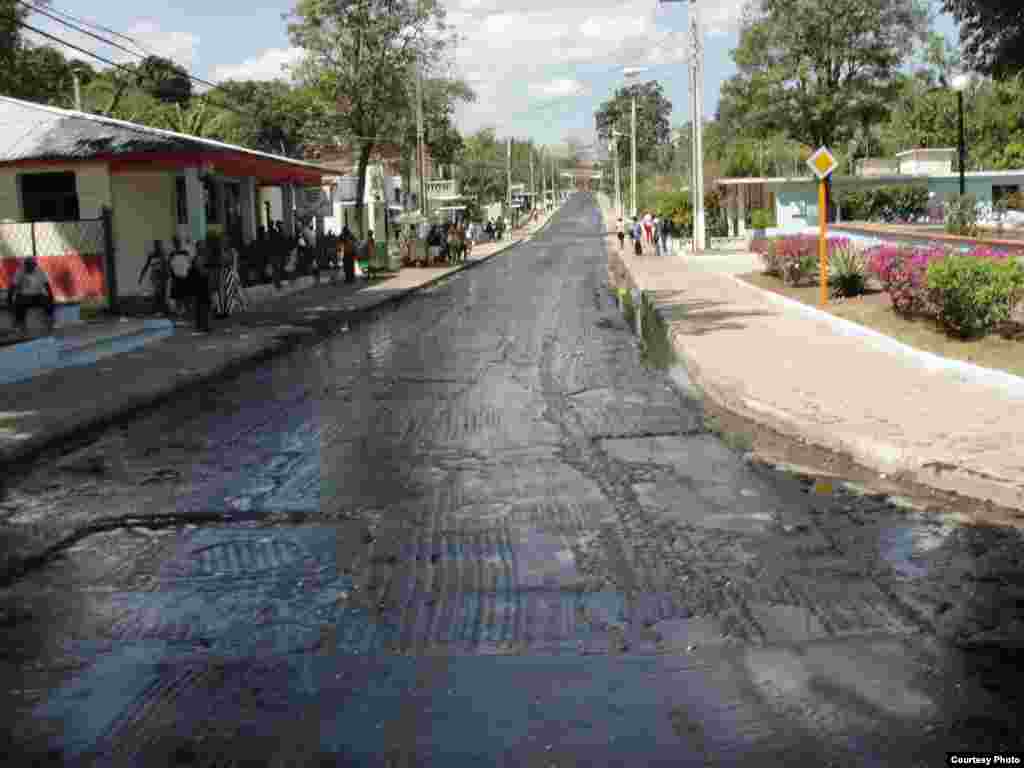 Preparan para asfaltar la carretera principal por la que pasará el Papa para llegar al Santuario del Cobre