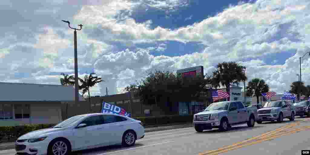 Por la Calle Ocho desfilan los partidarios del candidato demócrata Joe Biden.