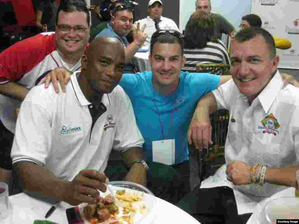 William Pérez, "El Duque" Hernández (izq.) y el comentarista Omar Claro. Cortesía de Glorias del béisbol cubano.