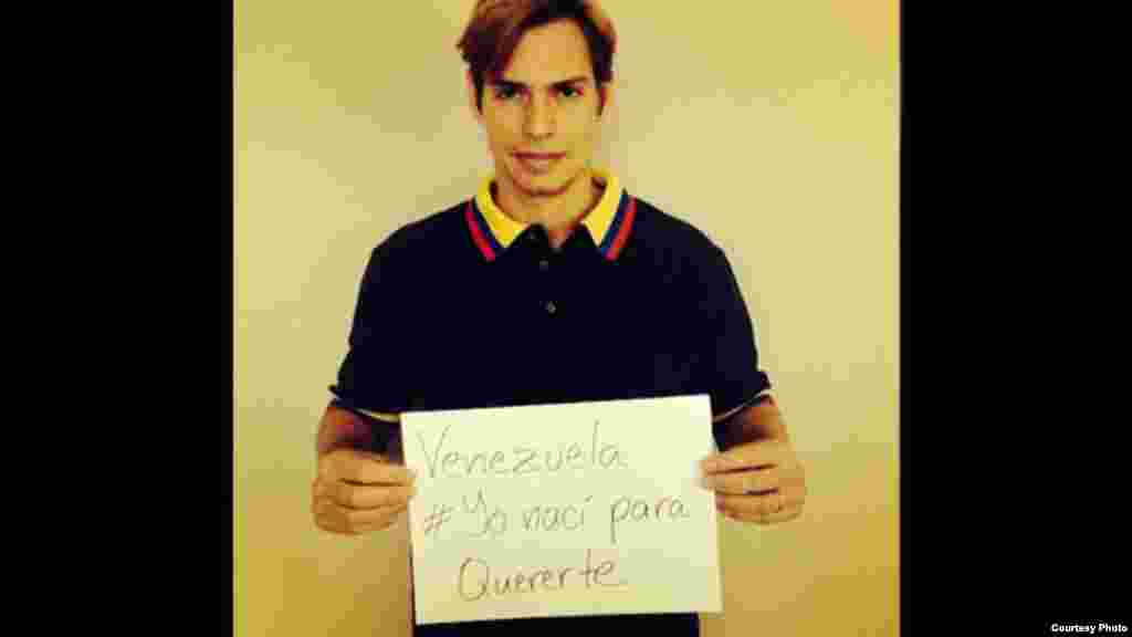El cantante venezolano Carlos Baute publicó en su cuenta de Twitter "Yo nací para quererte!. Mas que nunca te vuelvo a dedicar esta canción"